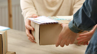 Differences Between Personal and Commercial Imports – A Simple Explanation of Customs Rules